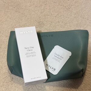 WYLYS Green Cosmetic Bag with Skincare Set New Day Glow Vitamin C + Bakuchiol